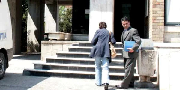NEAMŢ: O fostă ziaristă a pus cap în cap SRI şi Justiţia