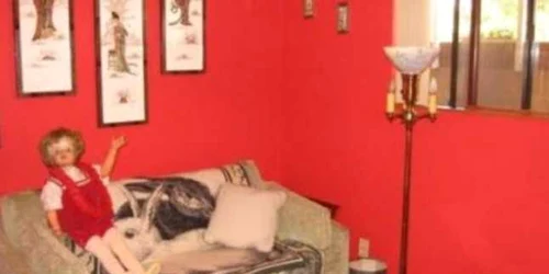 O păpușă înfricoșătoare nu este un element pe care l-ar recomanda agenții imobiliari pentru fotografia de prezentare