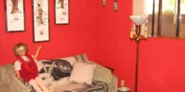 O păpușă înfricoșătoare nu este un element pe care l-ar recomanda agenții imobiliari pentru fotografia de prezentare