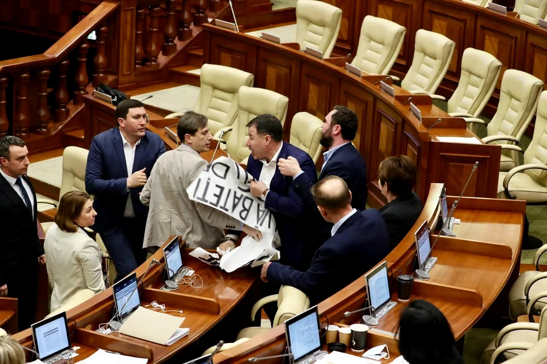 Imbranceli Parlament Chisinau FOTO Deschide md jpeg