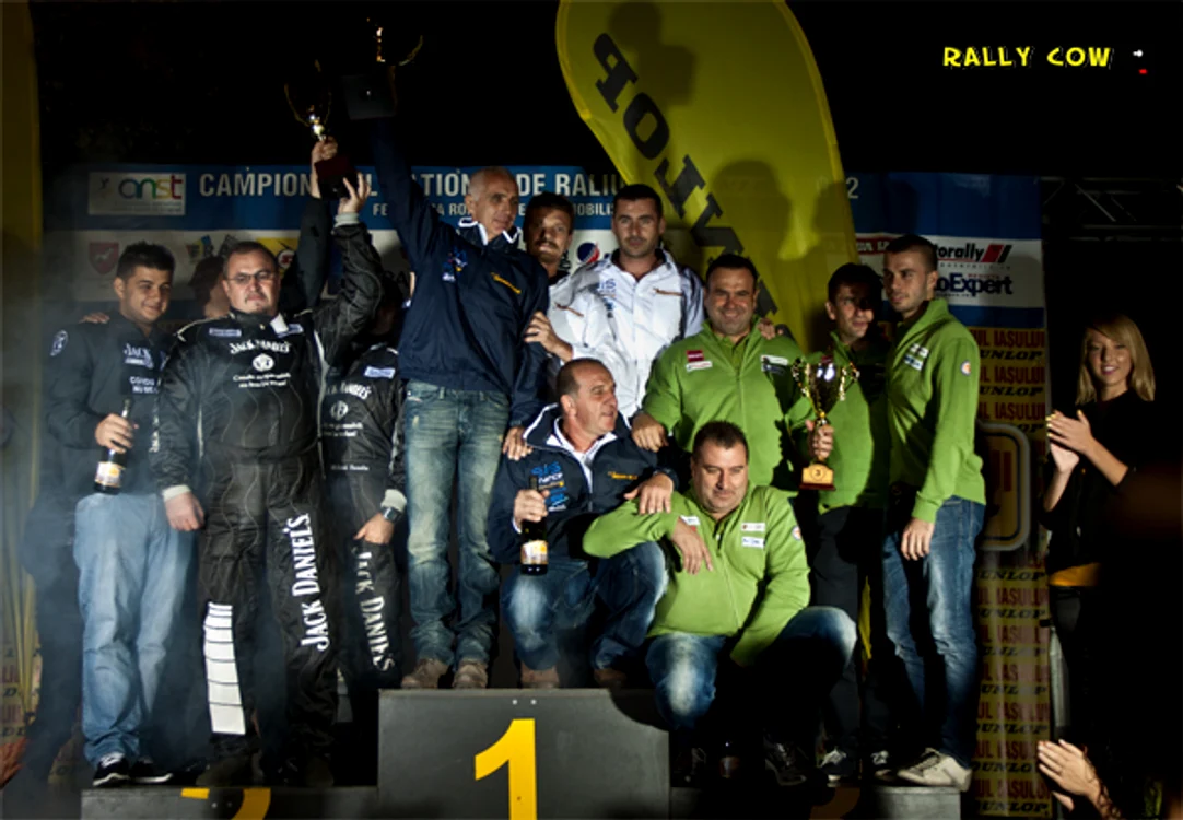 Podiumul de premiere de la Iaşi, cu François Delecour în prim-plan FOTO: autorally.ro