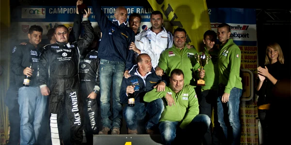Podiumul de premiere de la Iaşi, cu François Delecour în prim-plan FOTO: autorally.ro