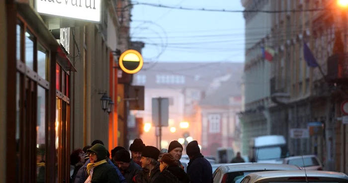 La librăria Adevărul timisorenii stau la coadă de la ora 7.00