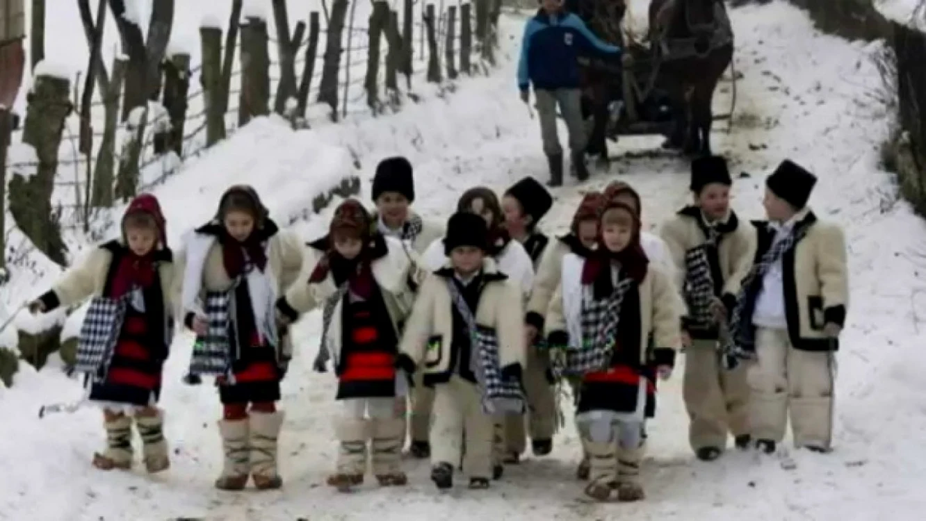 Copiii sunt cei care vestesc sosirea preotului cu Boboteaza FOTO Antena3