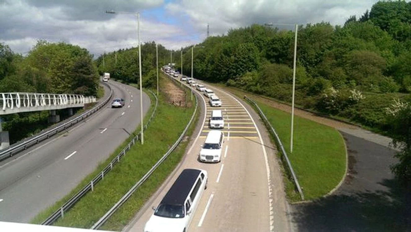 Cortegiul funerar a numărat 11 limuzine albe