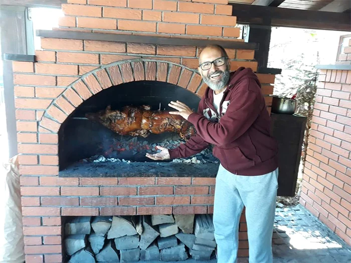 În viața de toate zilele este un tată și un soț fericit