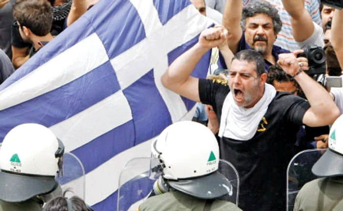 
    Grecii nu acceptă măsurile de austeritate şi protestează violent  