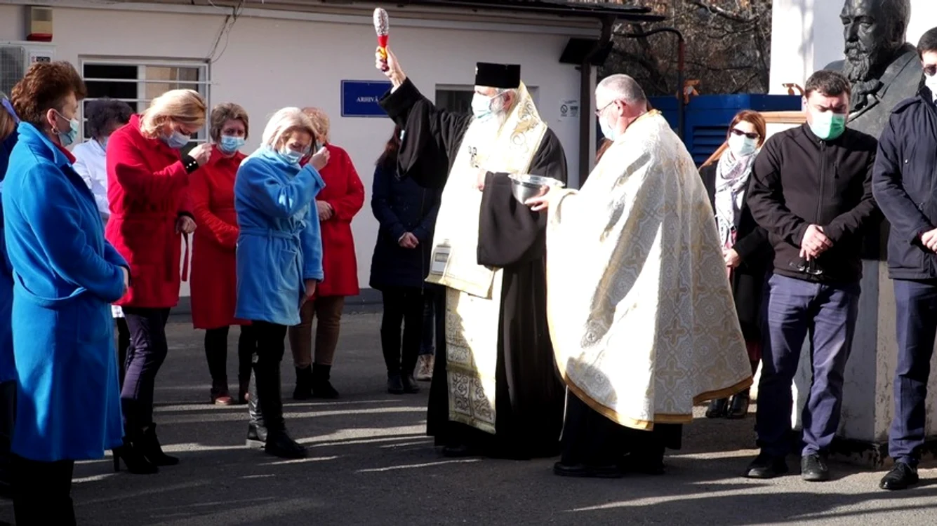 
    IPS Teofan a oficiat o slujbă în curtea spitalului  