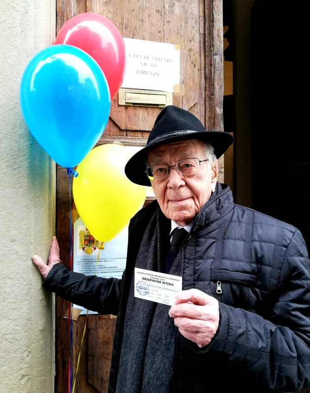 Mihai Şora, la 103 ani, s-a fotografiat, în mod simbolic, cu trei baloane tricolore