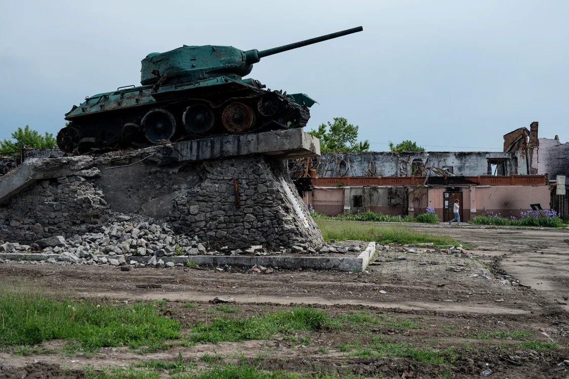 Monument avariat al unui tanc sovietic în Trostianeț, Sumî, Ucraina, 2 iunie 2022