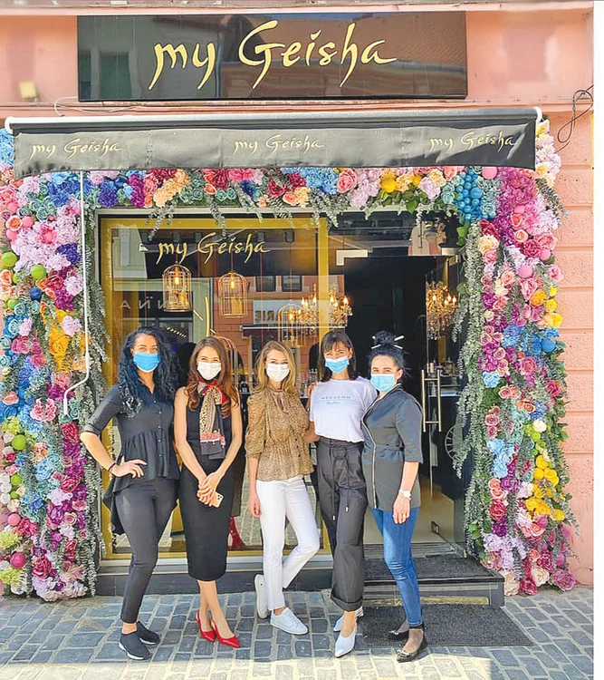 Denisa Tănase de la Bambi (mijloc), la redeschiderea magazinului de parfumuri din Braşov