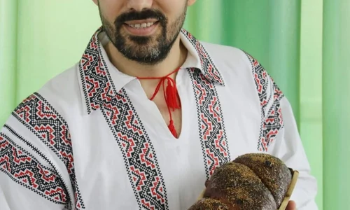 Fostul concurent de la „Chefi la cuţite” (Antena 1), Mihai Constandache (38 de ani), este nu numai un solist cu voce de aur, ci şi un bucătar desăvârşit png