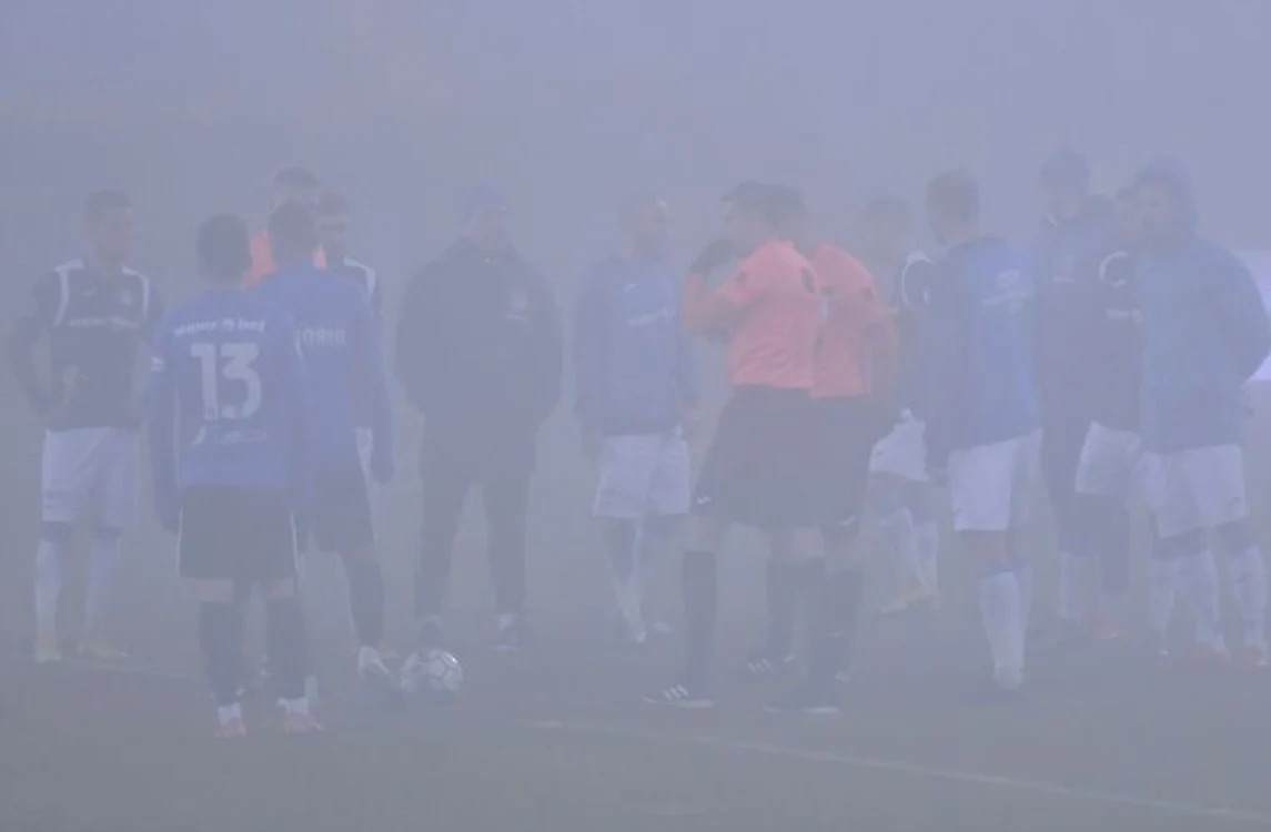 Arbitrul Andrei Chivulete nu a mai permis disputarea meciuluiFOTO: Sportpictures.eu