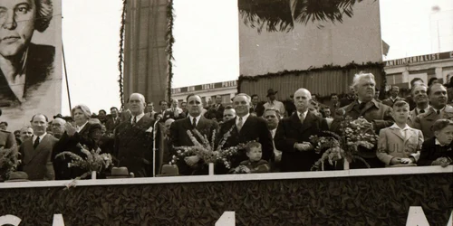 1 mai 1948, în tribuna oficială Teohari Georgescu, Ana Pauker, Petru Groza, Gheorghe Gheorghiu Dej, Vasile Luca, CI Parhon, Mihail Sadoveanu Arhiva foto a Memorialului Sighet, fond Fototeca ziarului România Liberă 6 jpg