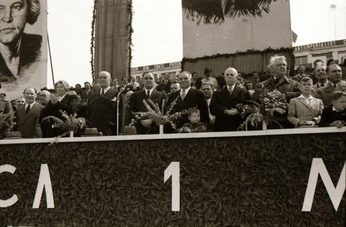 1 mai 1948. În tribuna oficială Teohari Georgescu, Ana Pauker, Petru Groza, Gheorghe Gheorghiu Dej,