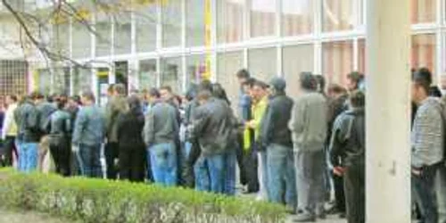 Craiovenii au aşteptat ieri  ore în şir în faţa firmei care  recrutează angajaţi pentru Ford 