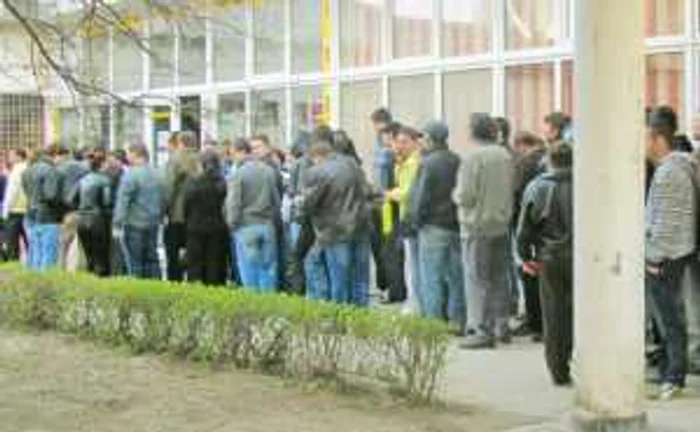 Craiovenii au aşteptat ieri ore în şir în faţa firmei care recrutează angajaţi pentru Ford