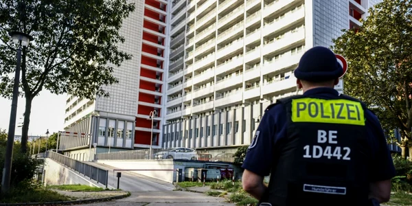 Raid al politiei germane intr un bloc din Berlin FOTO EPA EFE jpg