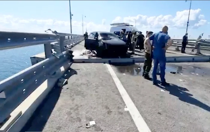 Două explozii produse duminică noapte au avariat podul Crimeei FOTO EPA-EFE