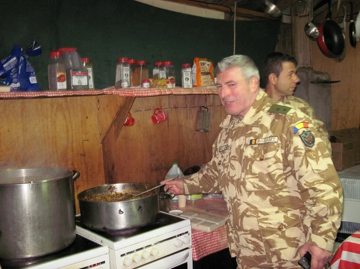 Generalul a gustat din mâncarea militarilor