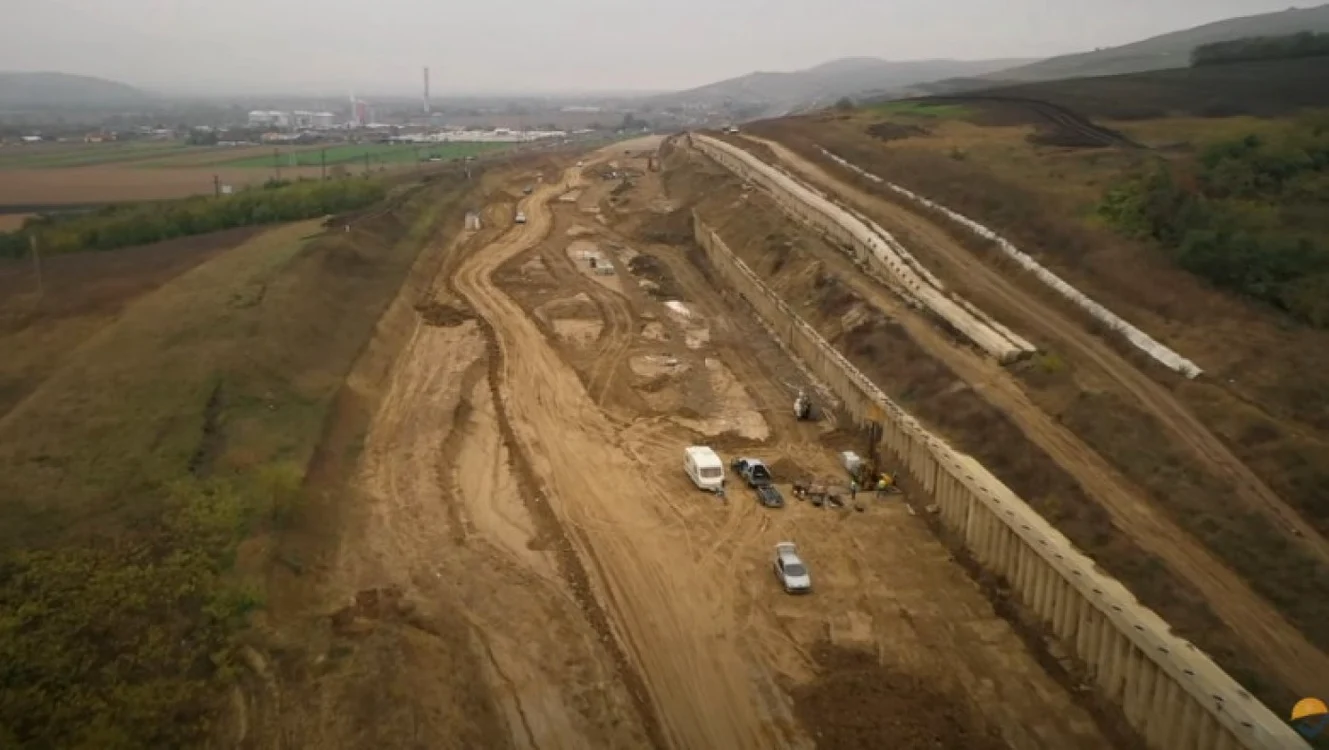 Zona cu probleme de pe traseul lotului 2 al A10. Foto: Facebook/ Asociaţia Pro Infrastructură