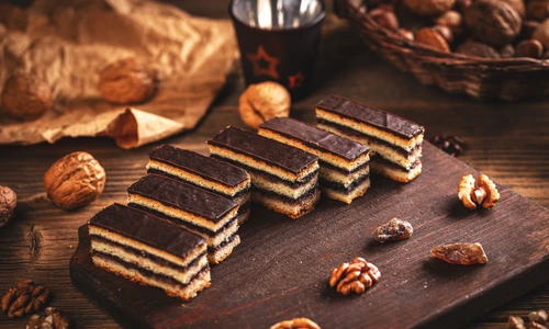 Prajitura cu nuci si ciocolata  Sursa foto shutterstock 1867028500 jpg