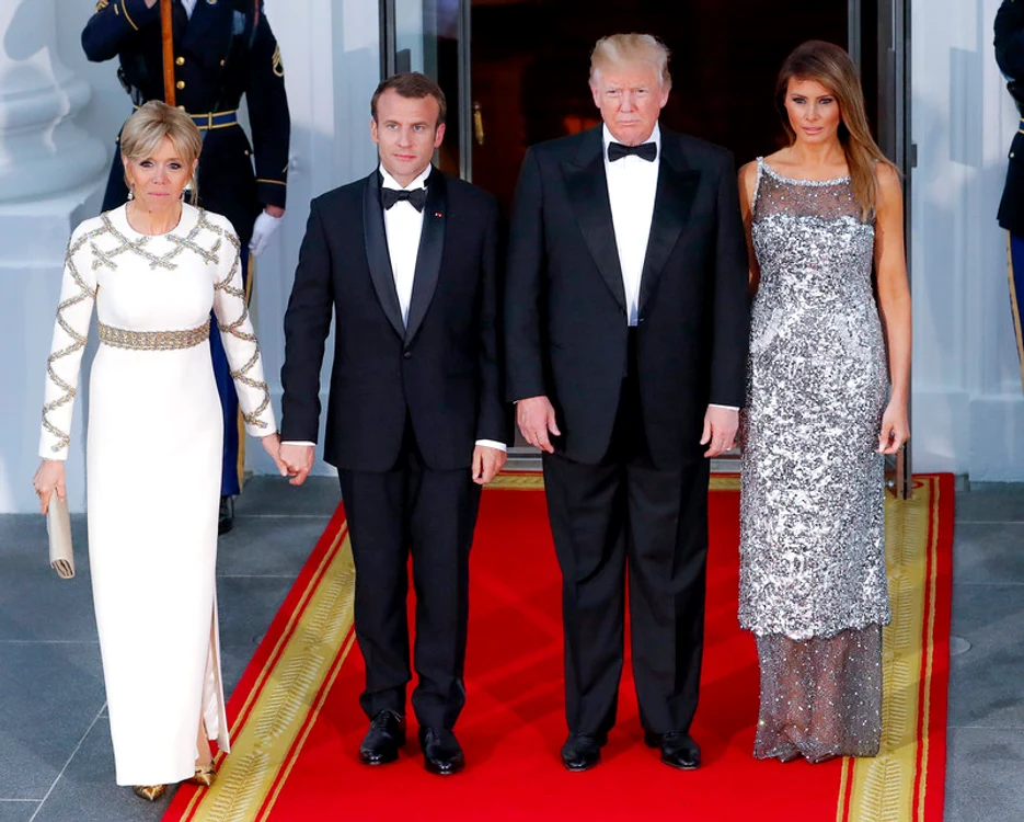 Brigitte Macron și Melania Trump în 2018 la prima cină oficială