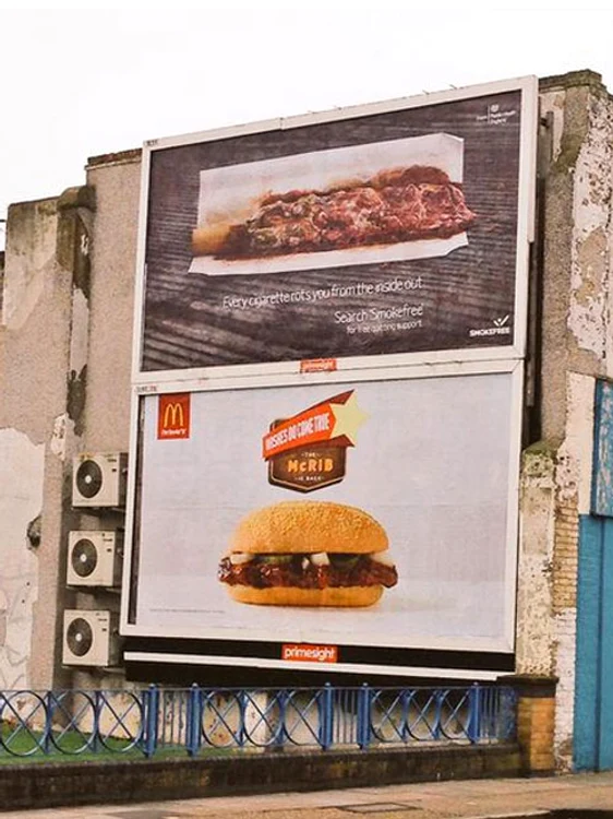 
    Reclamele, care se află una sub alta, i-au făcut pe unii să îşi piardă apetitulFoto: Twitter  