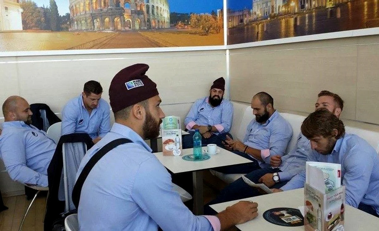 Rugbiștii români în aeroport, înainte de decolarea spre Anglia