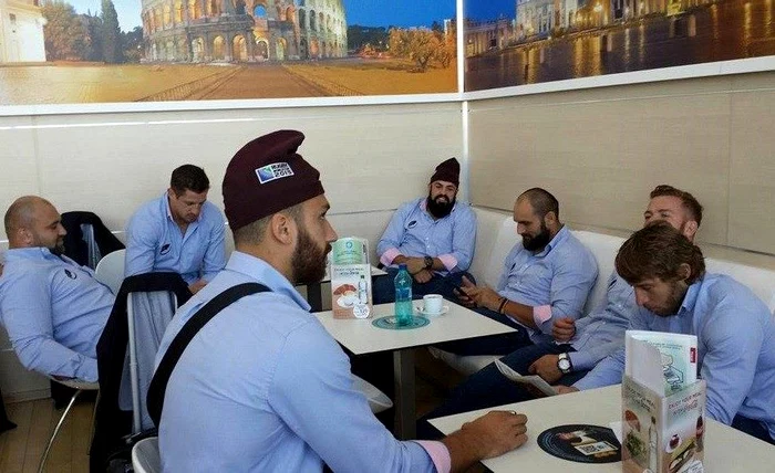 Rugbiștii români în aeroport, înainte de decolarea spre Anglia