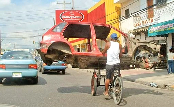 Daţi-vă la o parte, maşina asta n-are frâne...