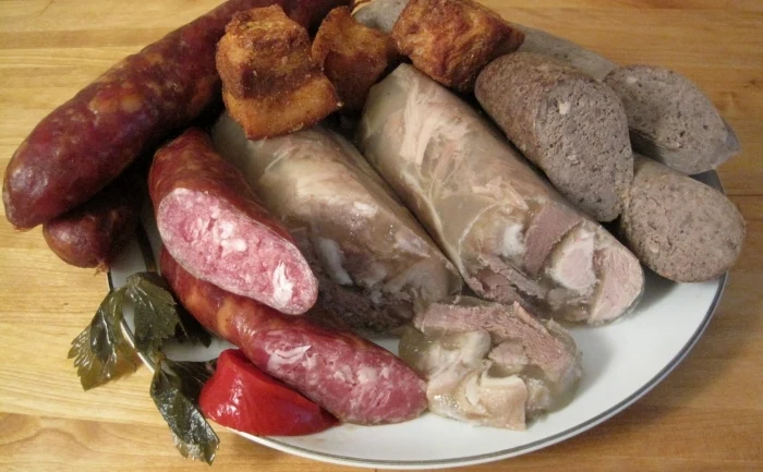 Cârnații, caltaboșul, jumările sunt preparate foarte grase și grele