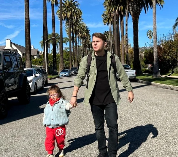 Codin Maticiuc și fiica lui, Smaranda, pe străzile din Los Angeles Sursa: Facebook