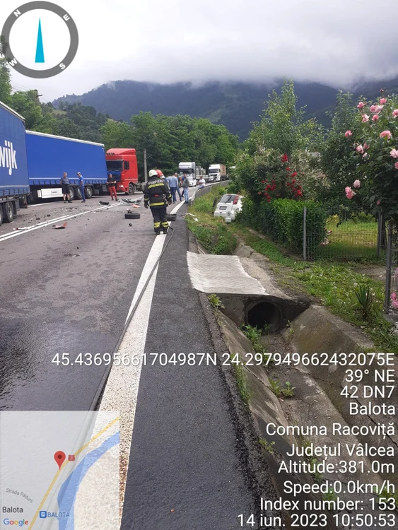 Impact violent între un autoturism și un TIR pe Valea Oltului la Racovița Vâlcea Foto ISU Vâlcea