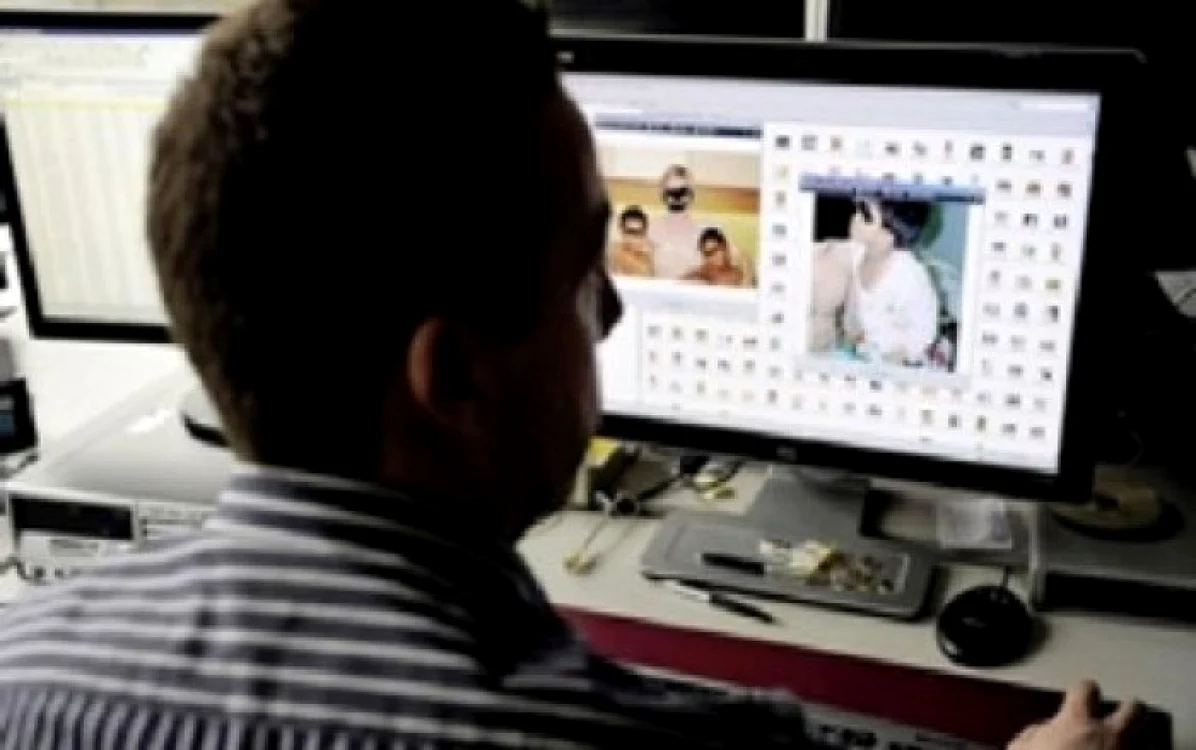 Bărbatul le-a trimis imaginile cu conţinut pornografic amicilor săi Foto: arhivă Adevărul