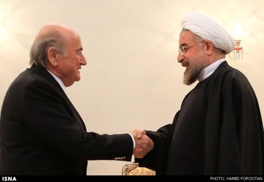 Sepp Blatter (stânga), alături de Hassan Rouhani. FOTO: ISNA