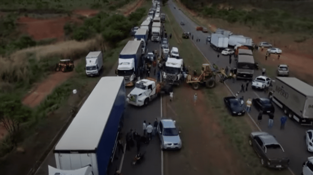 Drumurile din Brazilia, blocate de camionagiii pro-Bolsonaro FOTO VIDEO