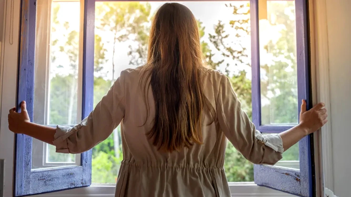 Cum trebuie să aerisești casa primăvara ca să reduci riscul de alergii sezoniere