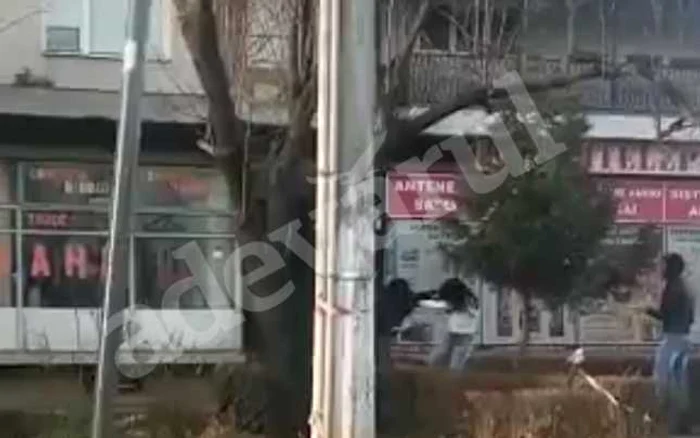 Incidentul a avut loc într-o intersecţie foarte aglomerată, dar asta nu le-a împiedicat să îşi spună "punctul de vedere"