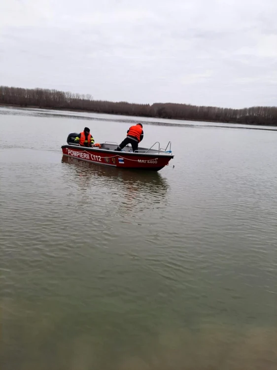 Pompierii au intervenit petnru găsirea bărbatului şi marţi, 22 decembrie FOTO ISU Ialomiţa