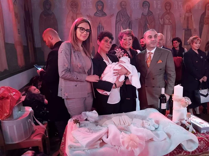 
    Mariana Birică s-a revăzut cu fiica ei, Roxana, la botezul micuței Miriam  