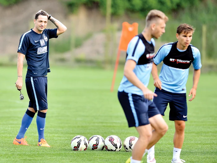 
    Mirel Rădoi a avut  foarte multe pe cap  în aceste zile.  A debutat ca  antrenor şi a dat  şi probele orale  ale Bac-ului la  Colegiul UCECOM  „Spiru Haret”  