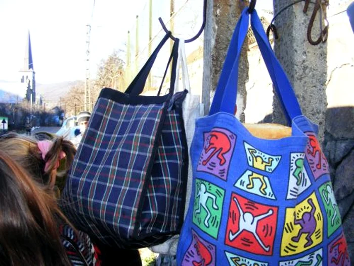 Potrivit unui obicei local, oamenii îşi agaţă plasele cu banii pentru pâine pe stâlpii din faţa caselor, iar şoferul potrivit indicaţiilor din bileţele lasă pâinea, şi după caz, şi restul de la bani în plase