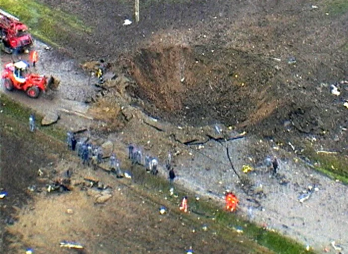 24 mai 2004.  Deflagraţia a făcut  un crater uriaş. Foto: Mediafax