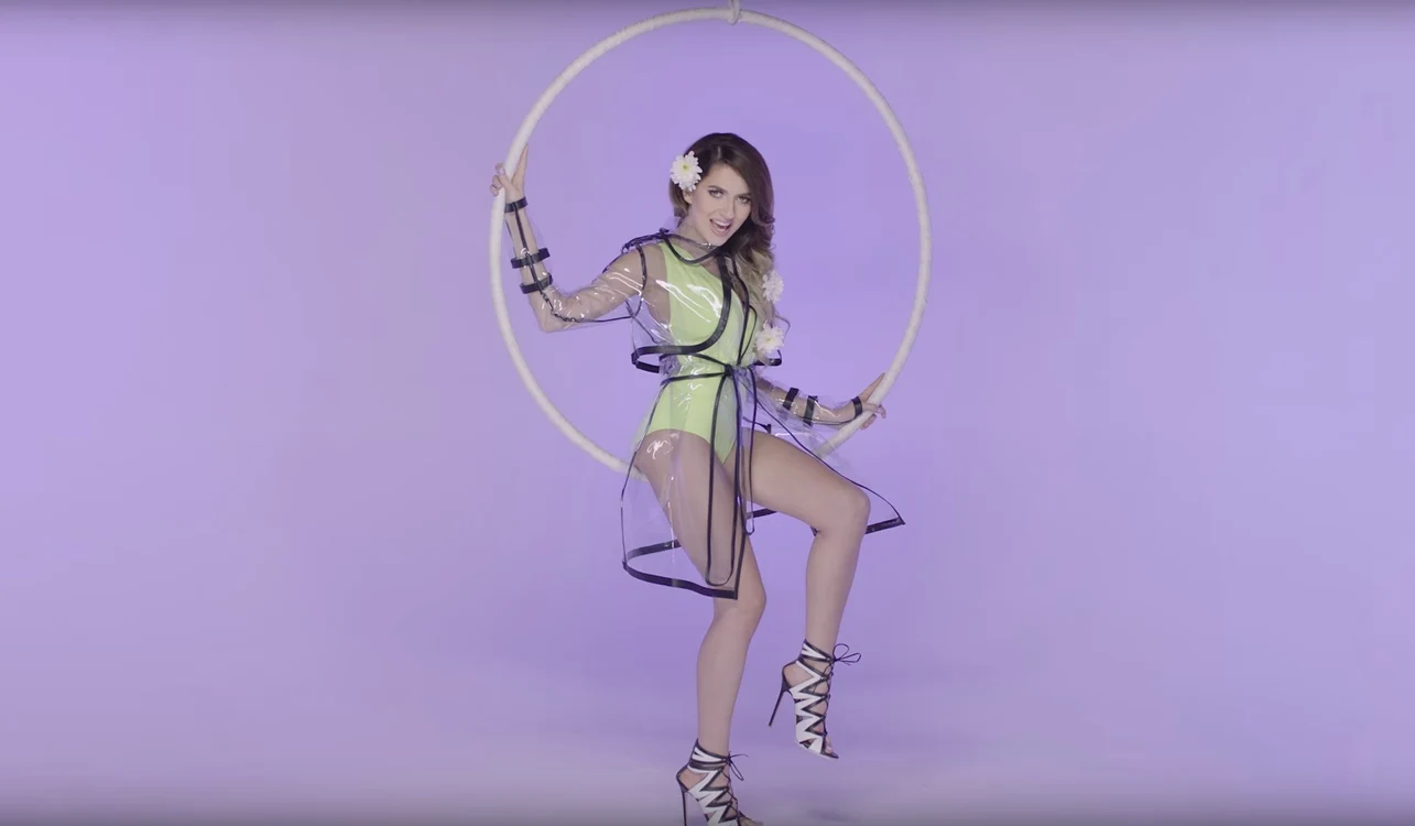 Lidia a fost sexy și jucăușă la filmările noului clip