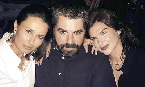 Sărbătorita Roxana Voloşeniuc,  stilistul Maurice Munteanu şi  Monica Bârlădeanu, la petrecere jpeg