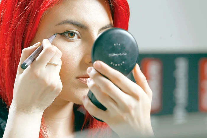 Pentru că are ochii migdalaţi, make-up artistului Cristina Barcan i se potriveşte linia de tuş alungităFoto: David Muntean