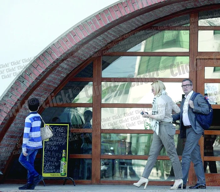 Fosta soţie a premierului s-a întâlnit cu iubitul Brent Valmar în faţa restaurantului