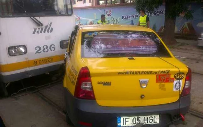 Cinci persoane se aflau în taxi în momentul incidentului FOTO ISU Bucureşti
