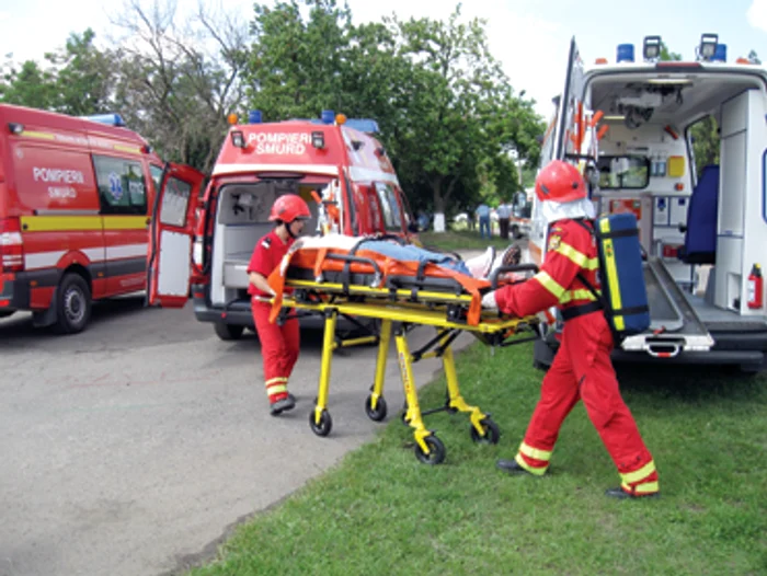 Arad: Pasageri răniţi într-un autocar izbit de un TIR